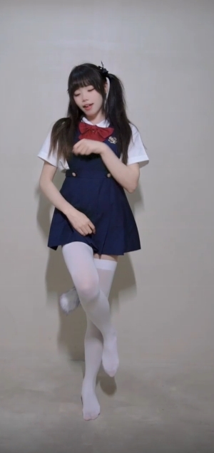 黏黏团子兔:咬一口兔娘,648里程碑奖励,12三人游,8v视频,3.84g文件大小