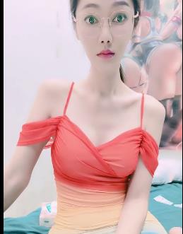 1.9米身高媚黑女主角黑白配自拍视频，1.3G视觉盛宴，颜值长腿不容错过