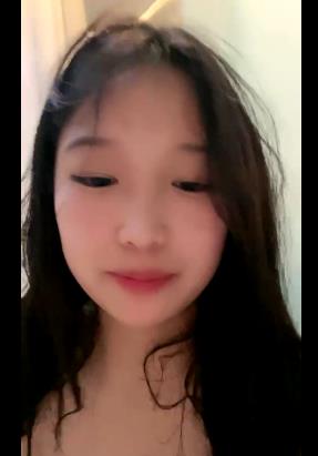 清纯矜持美女榨汁机实战火爆视频：约P友互动手吹号角