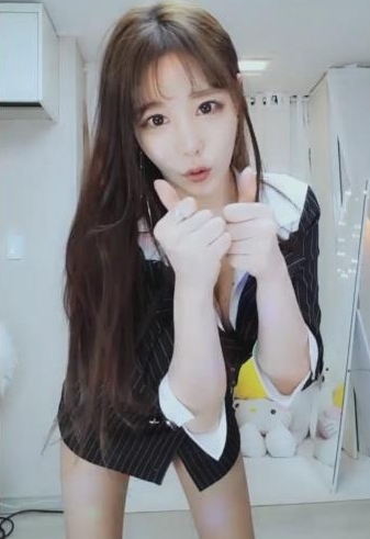 格，视频大小为NV和8g，可通过百度盘下载。2关键信息：精选网红《heartmhoney》私人订制合集，吸引众多粉丝关注。3自由发挥：心爱网红的独特魅力尽在这个合集中，让你更了解她的迷人之处。