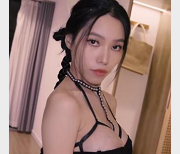 黑裙高跟美女自拍，时长24分钟，做模特故事揭秘