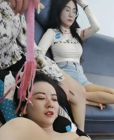 大学生社交媒体秀：女同学露脸营业，精心制作视频吸引粉丝