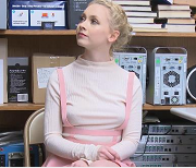 超市偷窃妹子被抓现场视频曝光，保安小明英勇出击