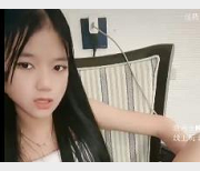 小妹妹19岁自拍火爆脾气，互动玩道就娆怀里玩棍子，用嘴C