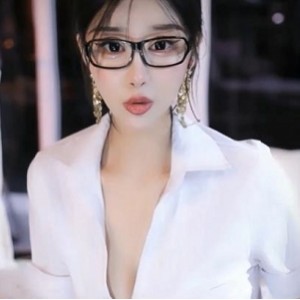 CC小恩雅：定制剧情自拍，时长33分钟，D毛身材惊艳