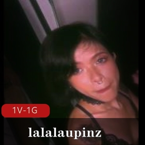 高颜值小姐姐自拍7分钟视频，唢呐表演惊艳下半身坐桩技巧吸睛，男性角色手持棍子技艺高超，鼻环展现个性魅力，赶紧下载观看！