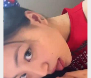 漂亮美眉与洋男友玩游戏，时长11分钟，表情迷人，自拍技巧展示，下载观看