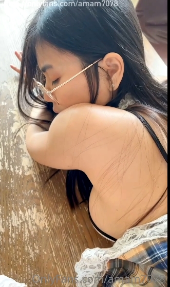 根据提供的内容，可能的商品标题可以是：1.精选尤物十个眼镜九个靓女仆装私人骚秘书服务套装2.大D擦lang,xue专用女仆装私人骚秘书服务3.超级靓女仆装私人骚秘书服务，各种姿势完美露脸4.550M女仆装私人骚秘书服务，解压密码：上村花论坛5.限量收藏女仆装私人骚秘书服务，大D擦lang,xue各种姿势怼着C