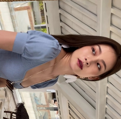 性感美女穿热裤展示大长腿，高清视频资源，白嫩肌肤，2V画质，5.42G大小，可通过百度云下载。