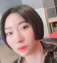 美女户外装：大罩杯奶罩+内裤+手指某处百度秒传