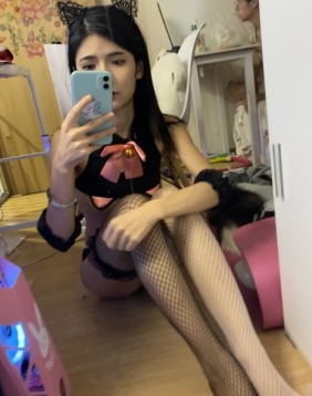 《妹子：精致的脸蛋，清澈的眼睛，高贵的气质，坚持梦想的勇气》