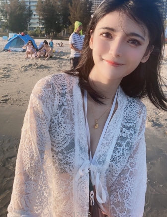 《妹子：精致的脸蛋，清澈的眼睛，高贵的气质，坚持梦想的勇气》