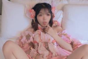 网红小余露脸COSER：精选反差婊秀萝套图，温柔善良护士气质