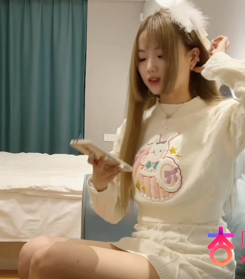 可爱文学系大长腿学妹身材完美雪白，高颜值呻吟，1V647M度盘约会！