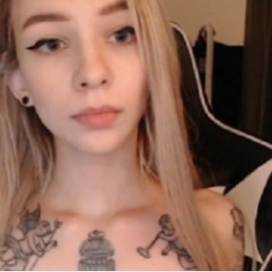 Moonless网红直播：文身纹身车灯粉饼互动小辣椒颜料香水零食车窗的精彩视觉盛宴