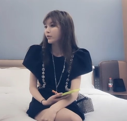 《宅男女神：杜撰的小宝寻花系列之旅》：网红宅男珍藏的精彩视频，让你感受无限的魅力！