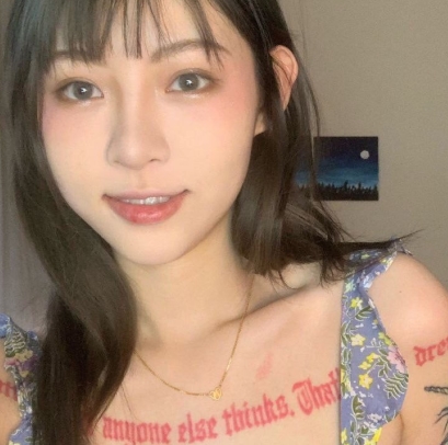 痞幼500万写真集：纹身、颜值、身段、纤细，让你见识网红女神的魅力！