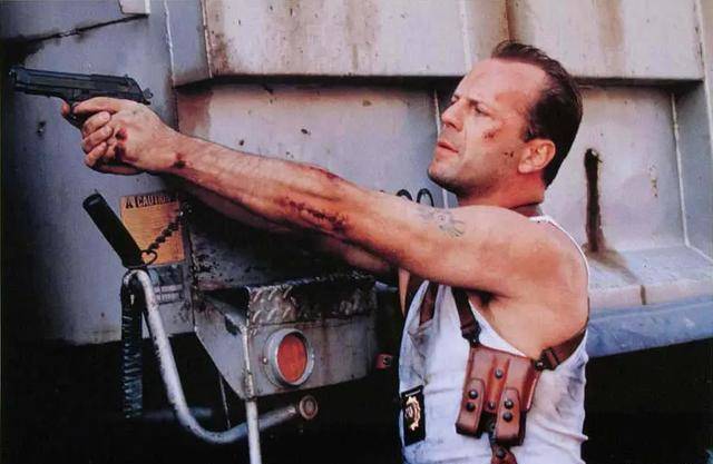 《2022年美国围攻：破产警长布鲁斯·威利斯的守护之战》