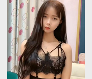 张傲娇定制自拍：温柔如花，娇艳如梦，加特林般迷人