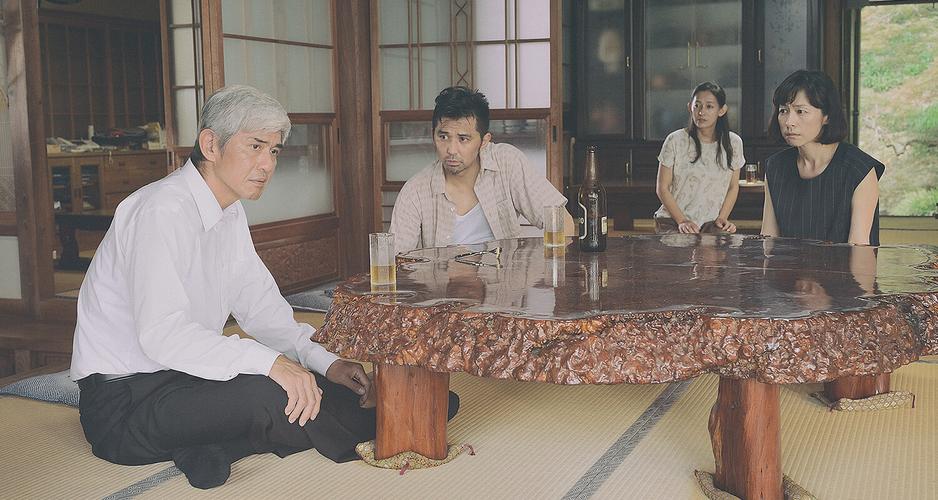 勇敢活下去：1996三日月湖事件的爱情剧情