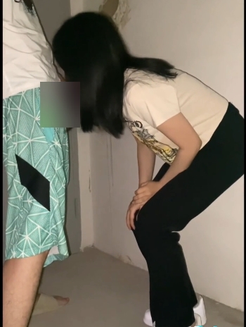 年轻小情侣楼梯间嘴艺互动玩刺激：惊艳kou+huo，百度盘转载搬运