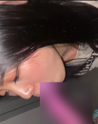 年轻小情侣楼梯间嘴艺互动玩刺激：惊艳kou+huo，百度盘转载搬运