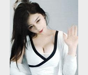 当电竞女神小小奶琦下水直播,网友:我酸了。