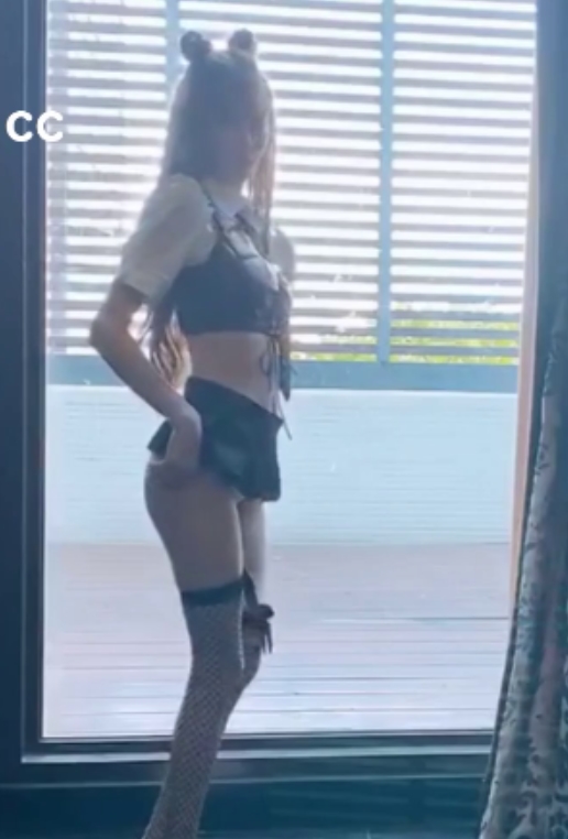 长腿美女cartiernn：16v4.33G视频精彩水印，百度热度不减