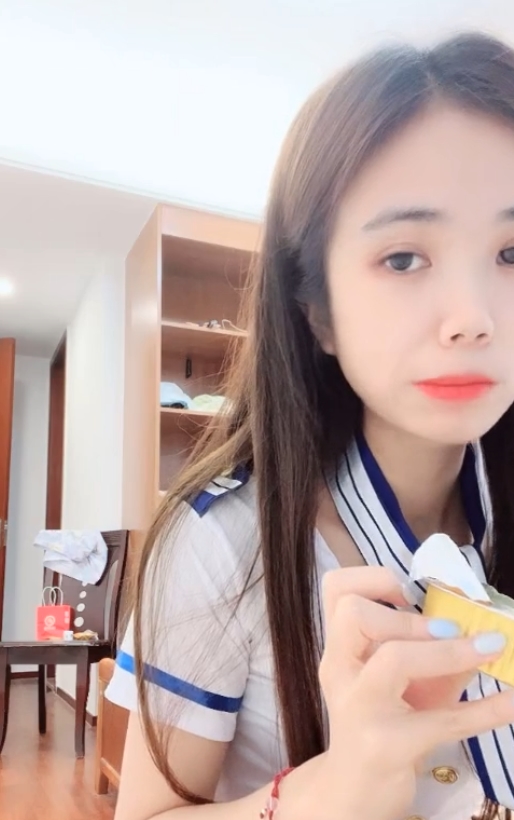 反差眼镜妹+妮妮这呢+60v56.4g