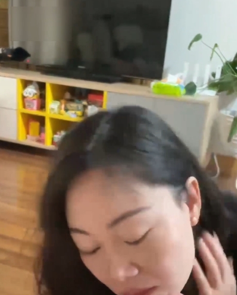 熟女蓝阿姨与年轻男友的温馨故事：12分钟6.1GB感人视频收藏热潮