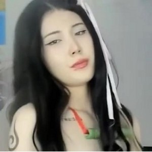 高能舞蹈秀：李慧珍自拍视频大放送，身材好看，车衣道具秀惊艳喷泉