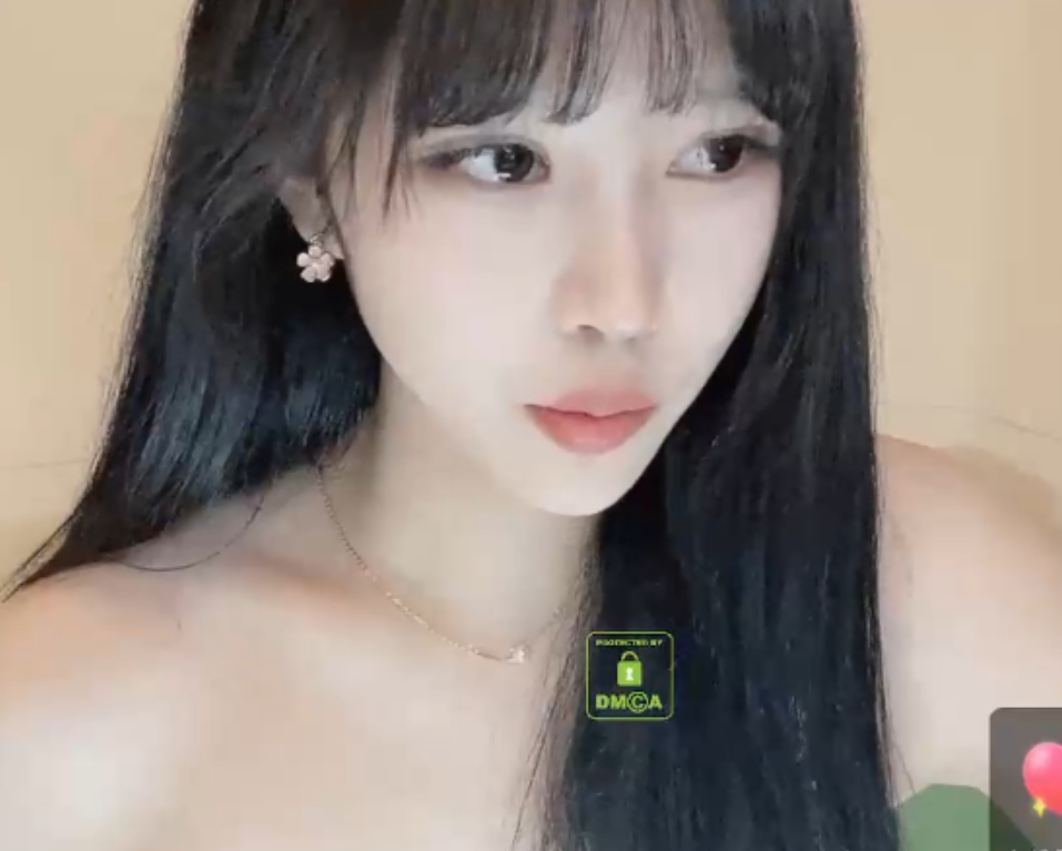 MiSSLee01：1v+548M视频自行打包，百度盘人气粉丝超高