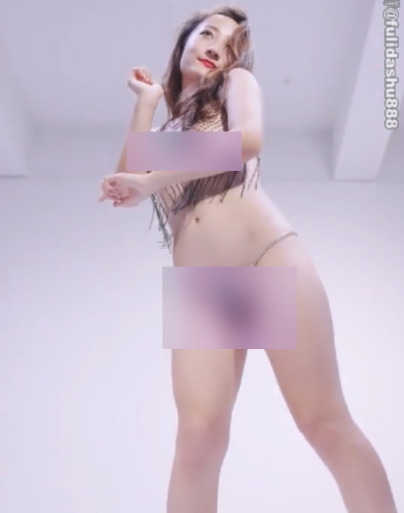 球们看到了她的另一种魅力。这是一份让人热血沸腾的视频合集，让您在观看的同时也能感受到放飞自我的。赶紧点击百度盘，感受球球带来的露脸反差婊之美吧！