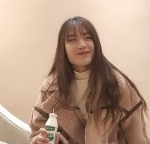 拍摄00后苗条嫩妹，超清设备清晰捕捉她的视角，艾薇在沙发上进入某处。