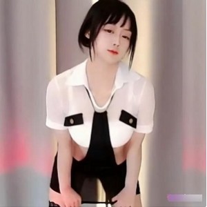 林小花L舞：精彩的白天和黑夜扭腰舞加特林机枪：爱情的美好一览无遗