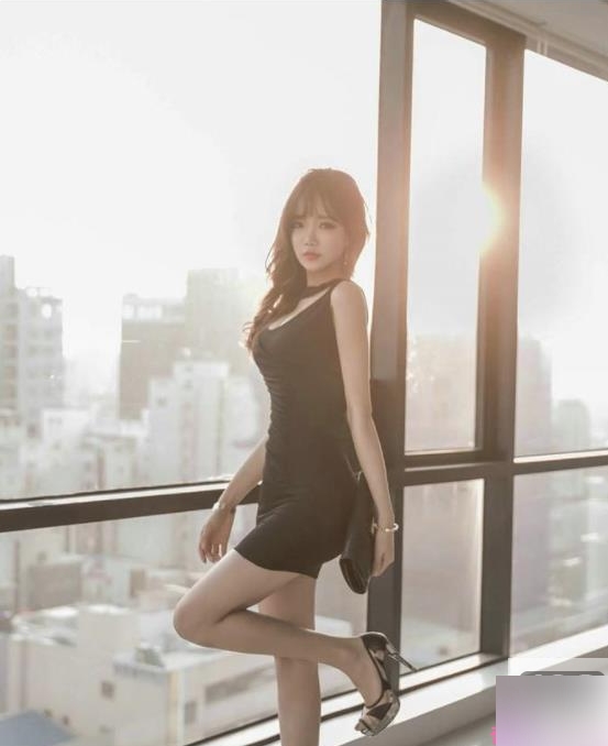 网红夏花花私房尺度照片曝光，展示美少女学生服装，精彩表演带来温暖快乐