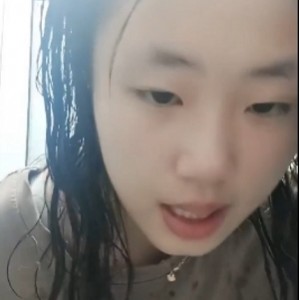 高价直播！穿洋裙的女孩全方位展示，源码获取，画质清晰，时长23分钟279.90MB