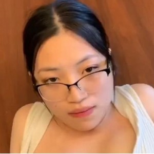 神秘华裔美女坤坤用嘴S老外上司，11分钟剧情作品观看