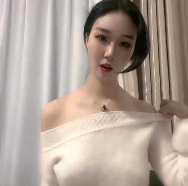 疯狂抖音美女户喻晓：刷视频自娱自乐，粉丝直播间热闹非凡