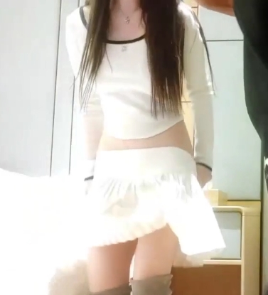 奇妙的软妹约会在床上的弄活，门口过道的草地上出声