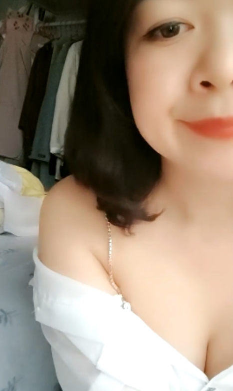 骚骚护士的白衣天使：病房巡视夹奇怪玩具胸前软肉荡出12V+6.2G百度盘火辣身材的白衣天使骚骚护士在病房巡视时，身上夹着奇怪玩具，胸前软肉荡出，诱人无法移开视线。视频内容丰富，大小为12V+6.2G，绝对让您大饱眼福。点击观看，绝对不容错过。