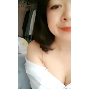 骚骚护士的白衣天使：病房巡视夹奇怪玩具胸前软肉荡出12V+6.2G百度盘火辣身材的白衣天使骚骚护士在病房巡视时，身上夹着奇怪玩具，胸前软肉荡出，诱人无法移开视线。视频内容丰富，大小为12V+6.2G，绝对让您大饱眼福。点击观看，绝对不容错过。
