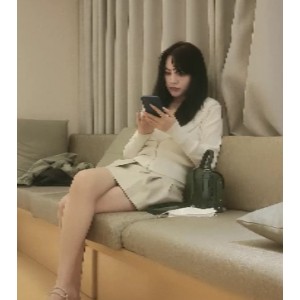 高端车模作品：文轩探花约拍的高颜值小姐姐