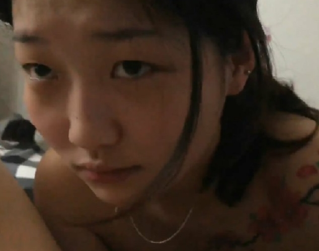 根据提供的内容，可能的商品标题可以是：-江苏大学工商管理系花李晓婕和新男友吃瓜视频展示1V184M-百度云泄密：江苏大学工商管理系花李晓婕和新男友吃瓜视频1V184M-曝光：江苏大学工商管理系花李晓婕和新男友吃瓜视频1V184M-百度云泄露：江苏大学工商管理系花李晓婕和新男友吃瓜视频1V184M