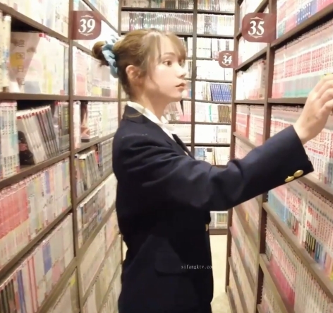 美女在图书馆被喷泉玩弄，1V视频，大小为129MB，可在百度盘下载