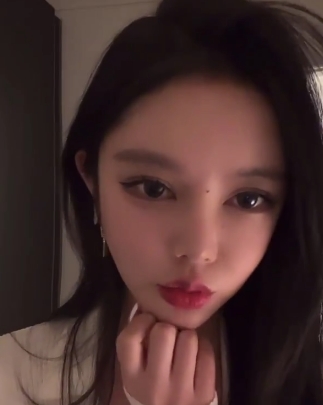 抖音直播技术展示热舞露底美女