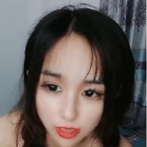 双辫子萌妹子男友嘴艺后推车互动超大眼睛百度盘