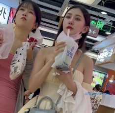 搬运美女小姐姐跟拍：护垫商场