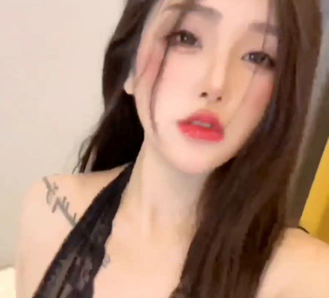 神颜网红心甜：颜值身材兼就娆484M某房ji+qing+shi+pin，200大洋火辣秀。