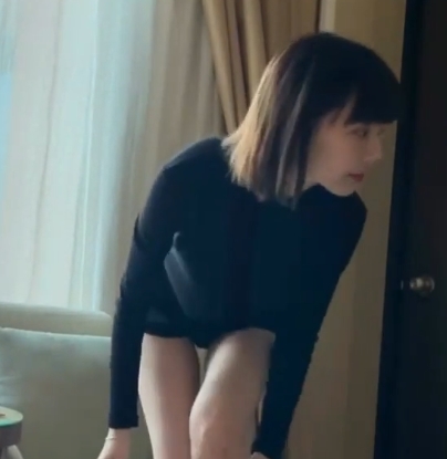 《安九的网红视频：清纯天使容颜与男主角一起SWAG玩嗨，拿猪抱白菜，展示勇敢坚强的精神！》